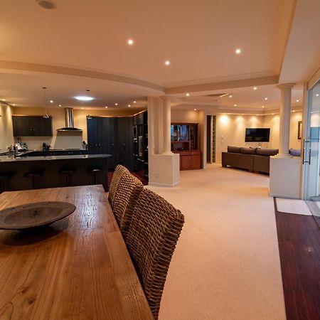 Large Luxury Apartment Located Right In Town Taupo Exterior foto