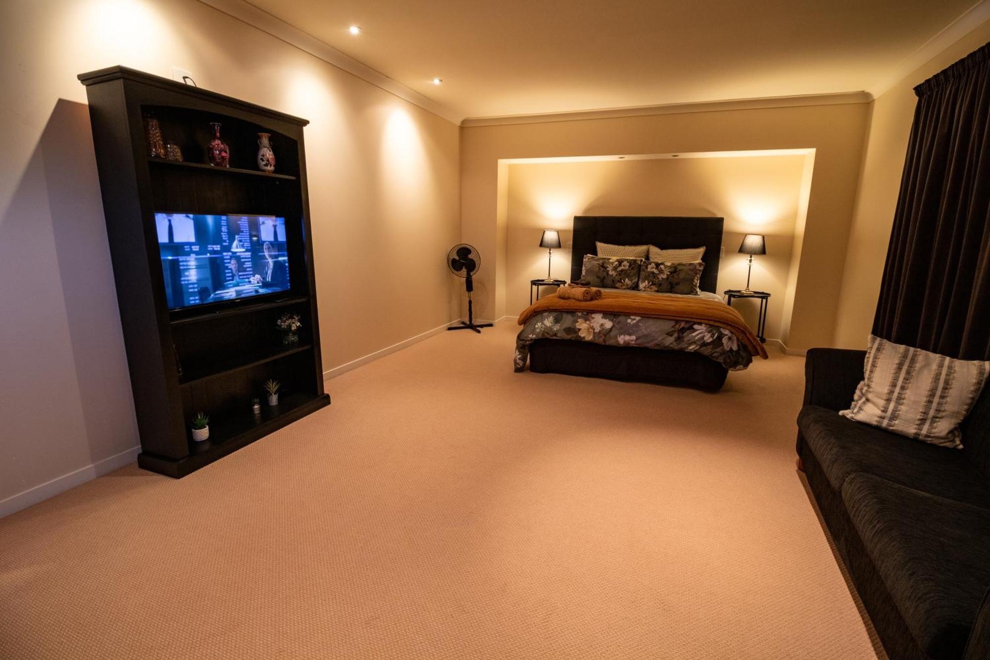 Large Luxury Apartment Located Right In Town Taupo Exterior foto