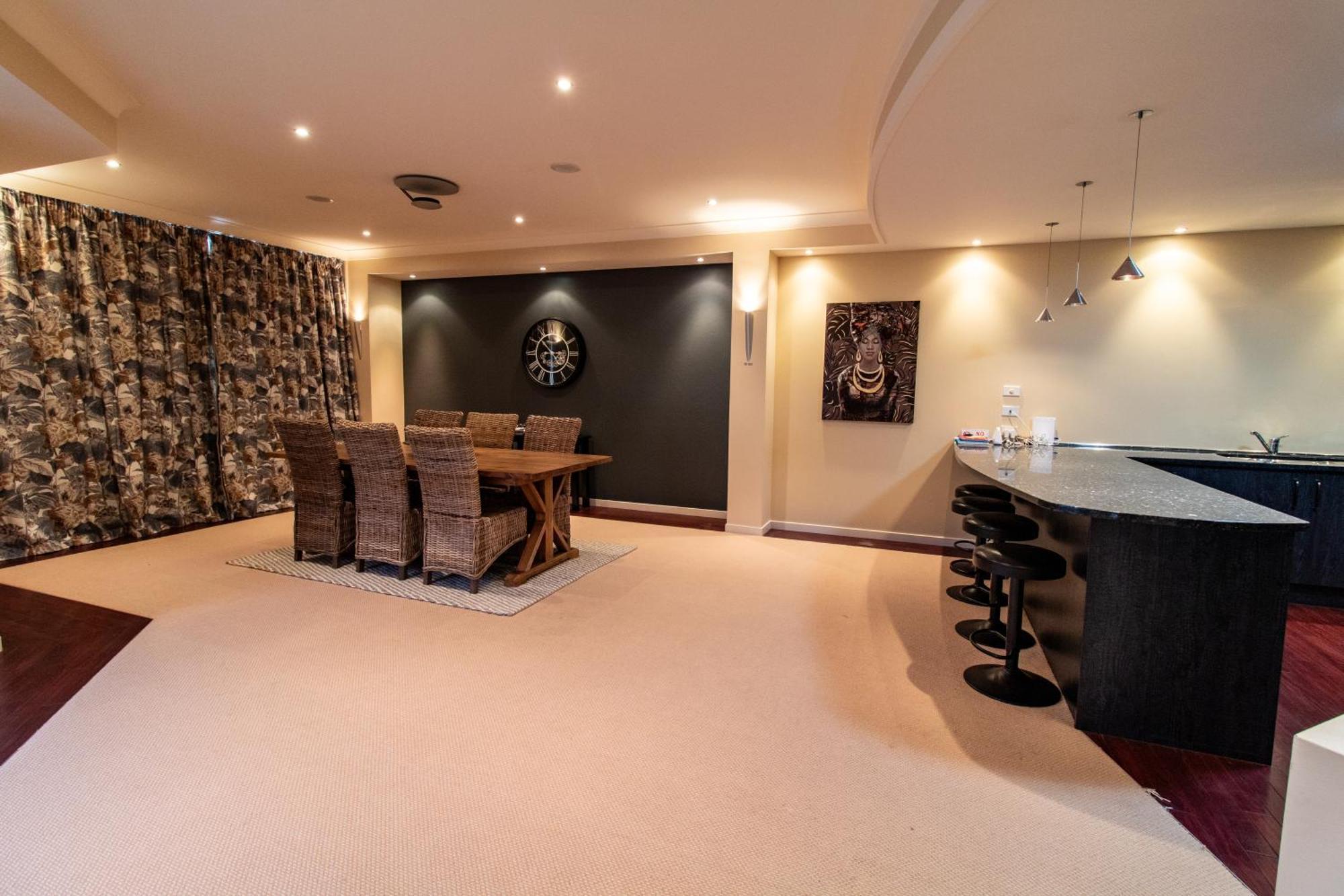 Large Luxury Apartment Located Right In Town Taupo Exterior foto
