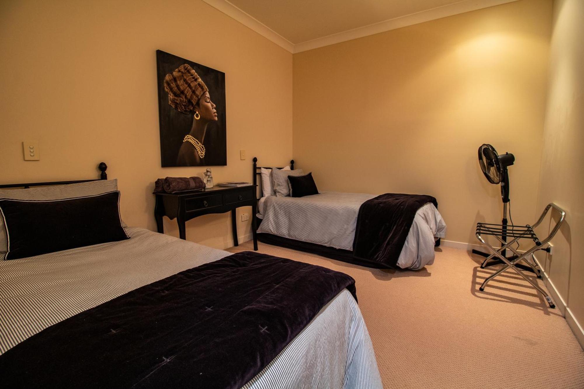 Large Luxury Apartment Located Right In Town Taupo Exterior foto