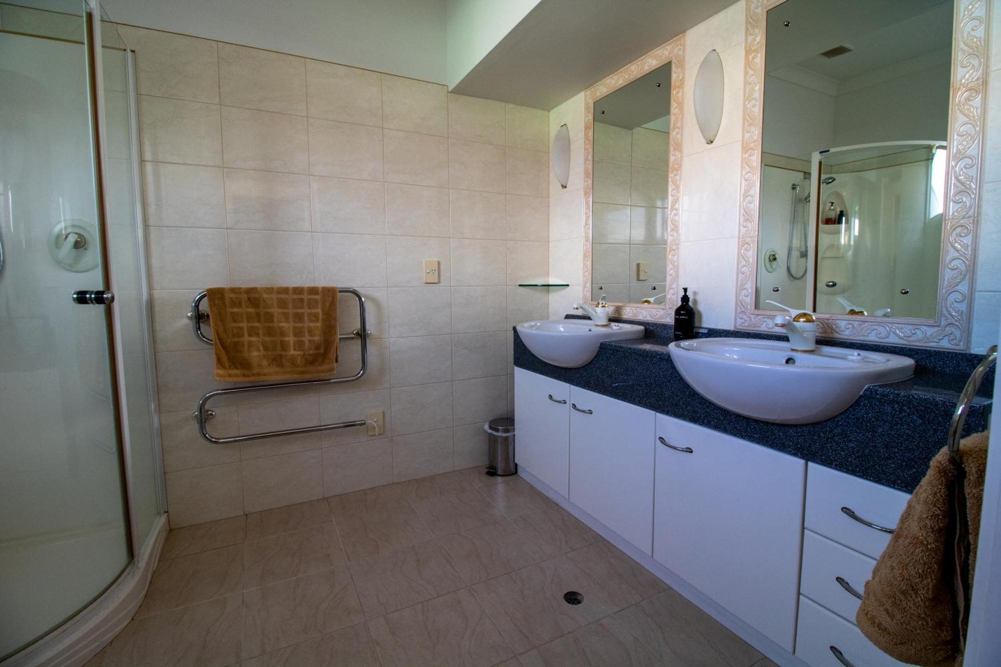 Large Luxury Apartment Located Right In Town Taupo Exterior foto