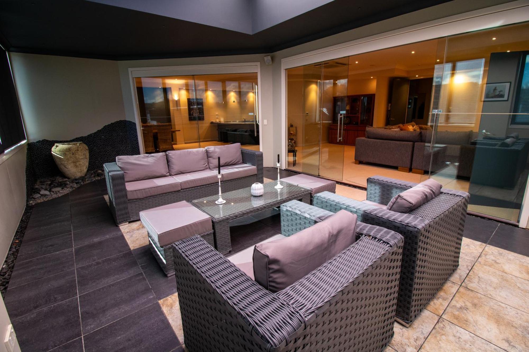 Large Luxury Apartment Located Right In Town Taupo Exterior foto